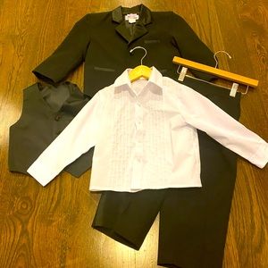 Little boys complete tux with bow take, size 3